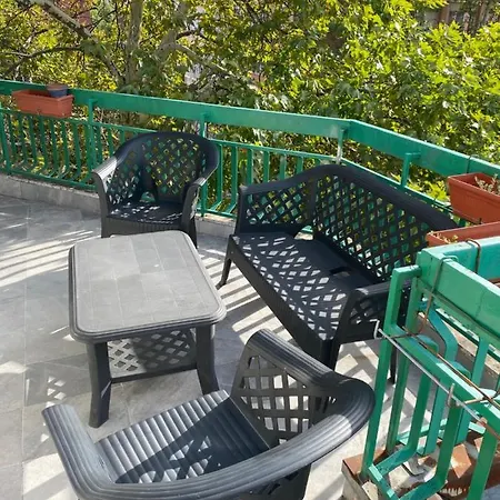 Central Studio With Lovely Terrace & Free Street Parking