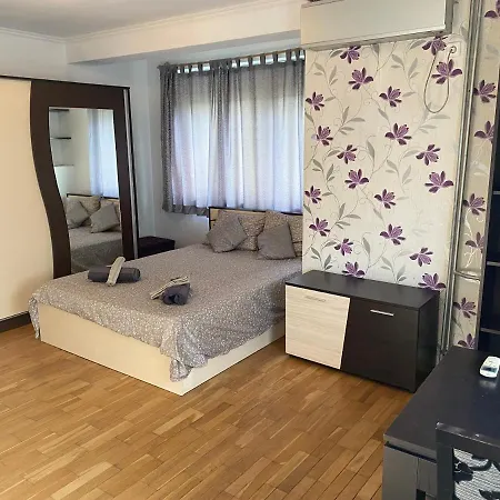 Apartment Central Studio With Lovely Terrace & Free Street Parking *