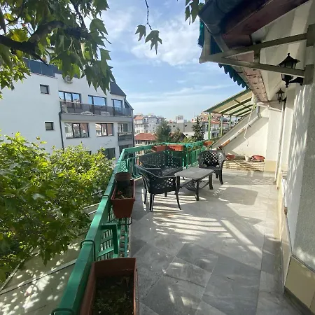 With Lovely Terrace & Free Street Parking شقة