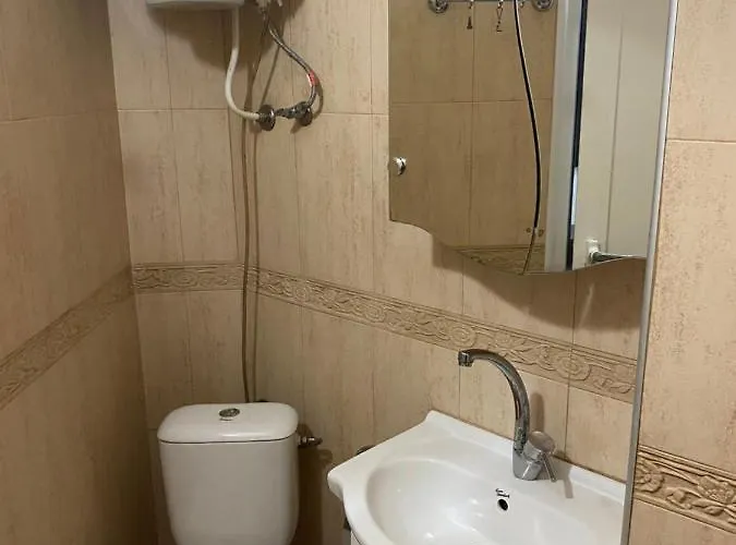 With Lovely Terrace & Free Street Parking Apartment *