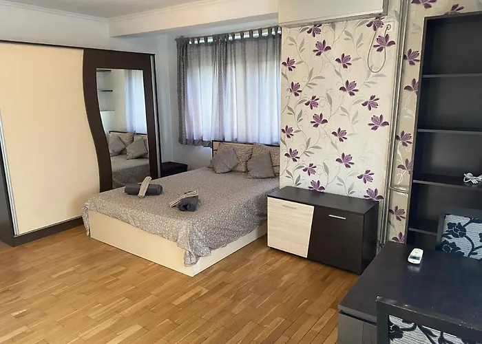 Apartment With Lovely Terrace & Free Street Parking *